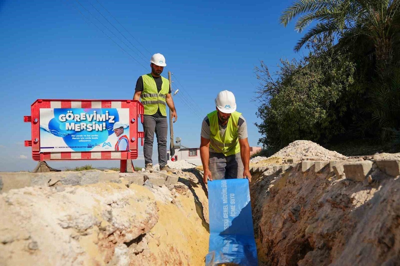 MESKİ, AKDENİZ İLÇESİ CAMİLİ MAHALLESİ’NDE EKONOMİK ÖMRÜNÜ TAMAMLAYAN İÇME SUYU TERFİ HATTINI...