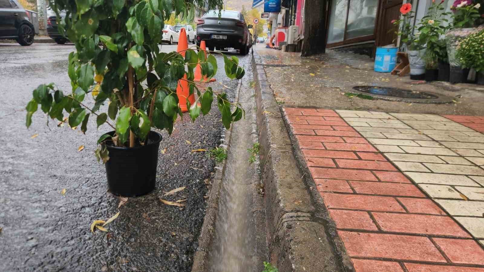 METEOROLOJİ 13’ÜNCÜ BÖLGE MÜDÜRLÜĞÜ’NÜN UYARISININ ARDINDAN TUNCELİ’DE SAĞANAK YAĞIŞ ETKİSİNİ...