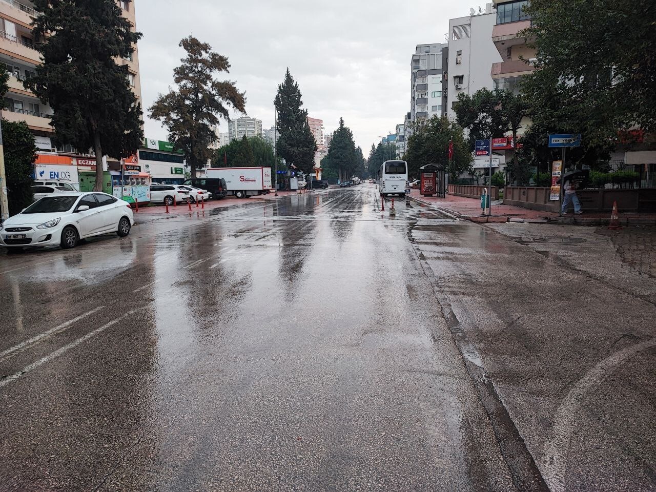 METEOROLOJİ GENEL MÜDÜRLÜĞÜNÜN KUVVETLİ YAĞIŞ UYARISI YAPTIĞI ADANA’DA GECEDEN İTİBAREN YAĞMUR...