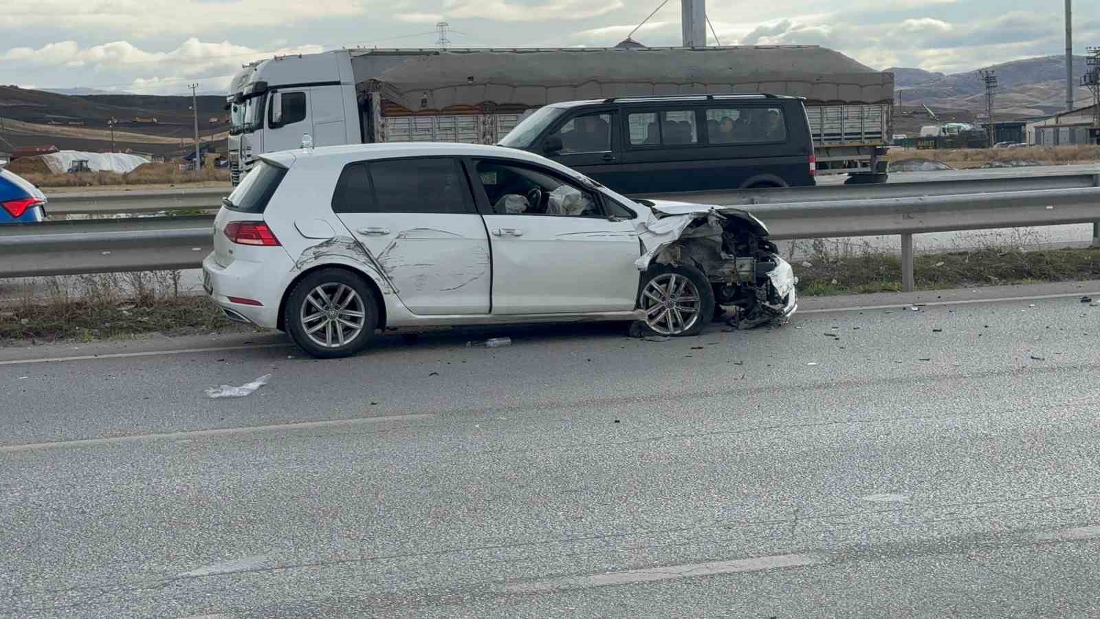 MEYDANA GELEN KAZADA ARAÇLARDAN GÖRÜNTÜ