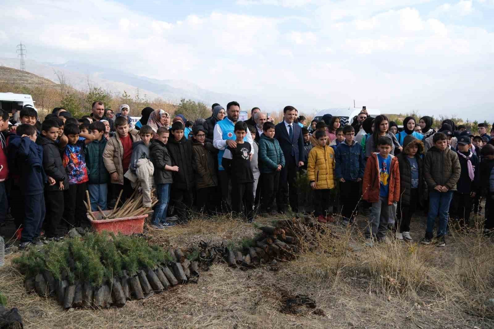 MİLLİ AĞAÇLANDIRMA GÜNÜ DOLAYISIYLA ERZİNCAN’IN ESENTEPE MEVKİİNDE FİDAN DİKİM PROGRAMI...