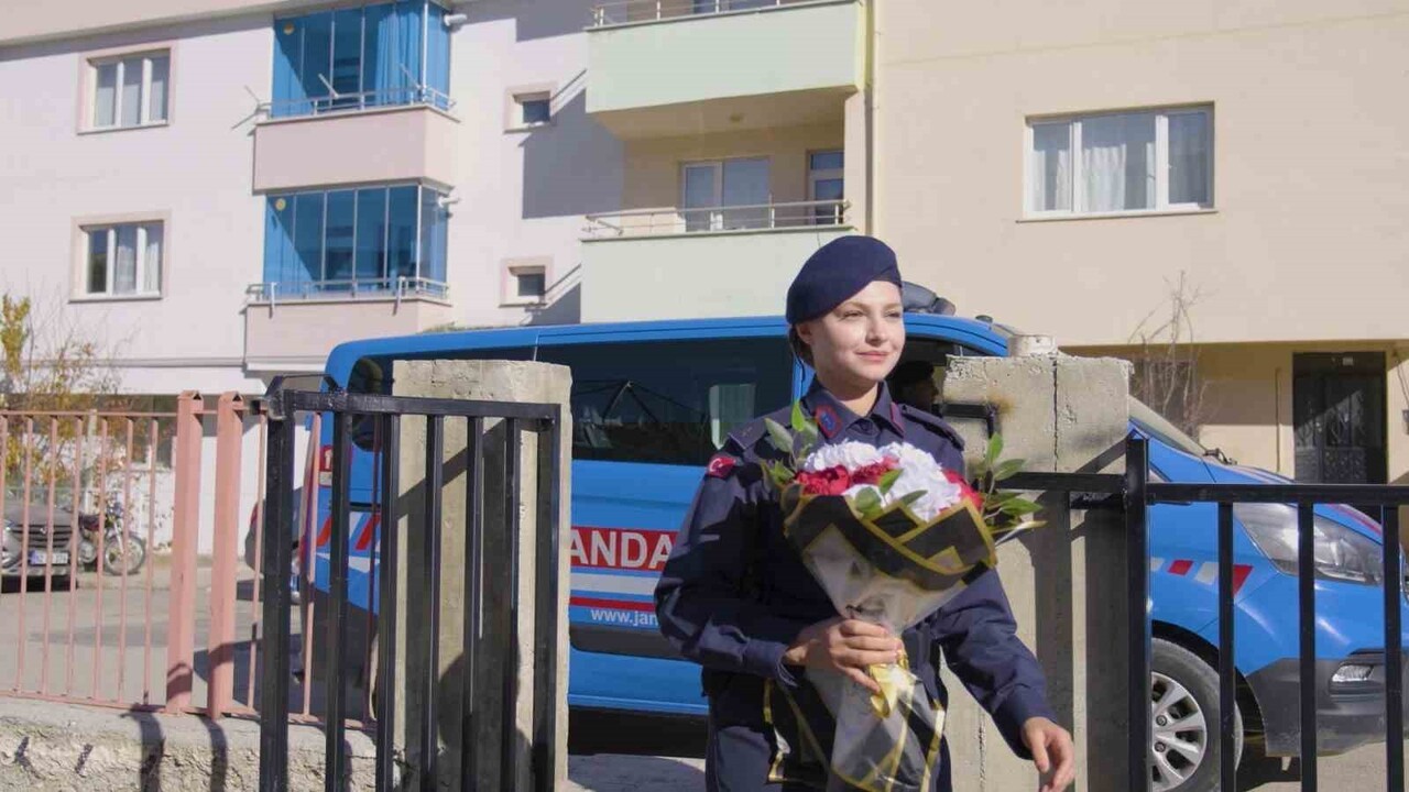 MİNİK SIRMA BÜYÜDÜ TEĞMEN OLDU: BAYBURT JANDARMADAN DUYGULANDIRAN 'ÖĞRETMENLER GÜNÜ'...