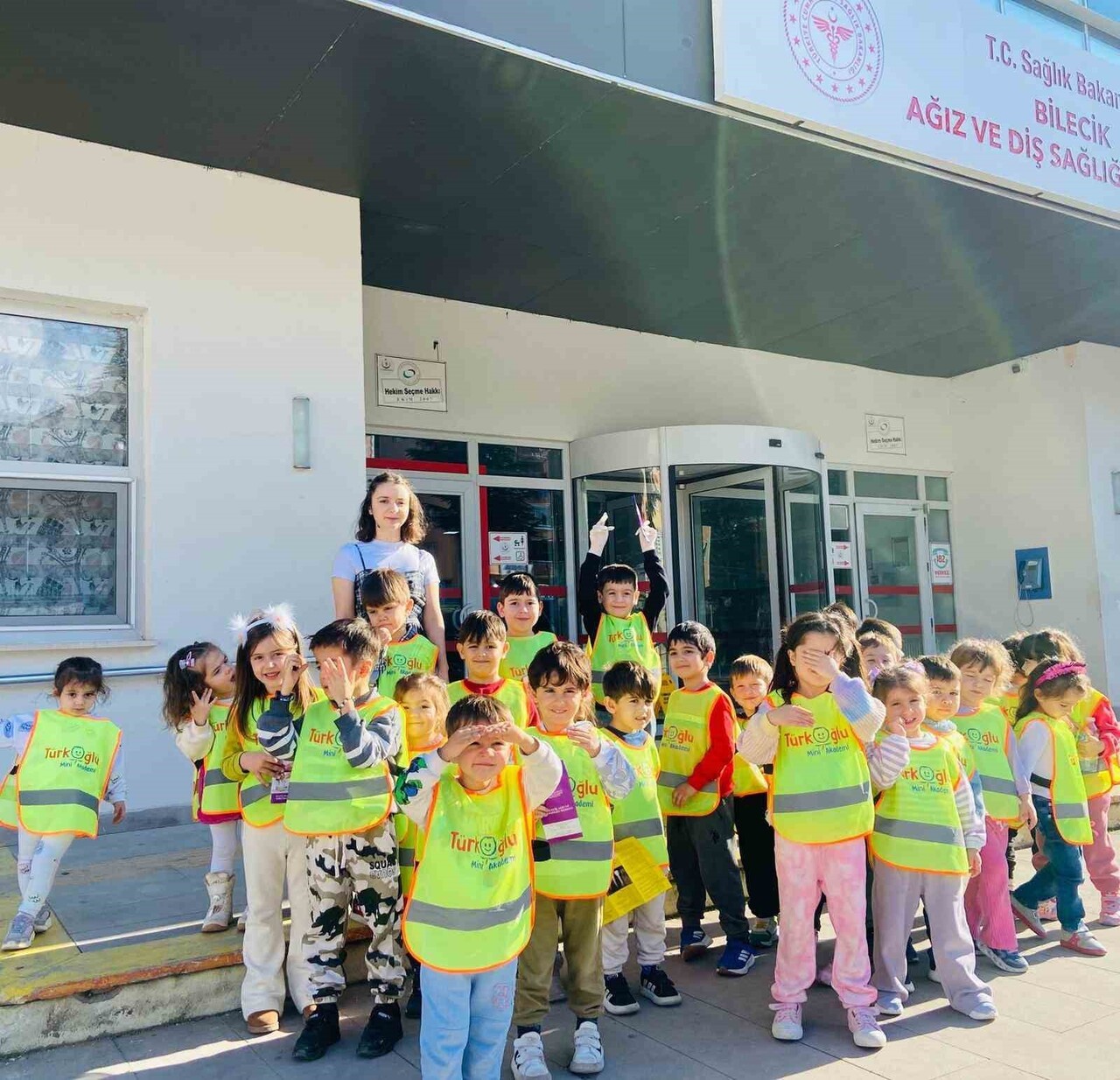 MİNİKLER DİŞ HASTANESİNDE EĞİTİCİ GEZİYE KATILDI