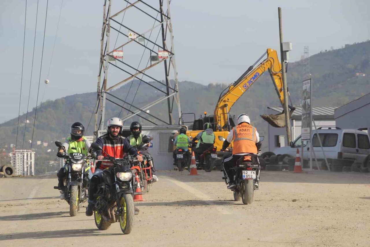 MOTOSİKLET SÜRÜCÜ ADAYLARI, YERLERİN DE ÇAMUR OLDUĞUNU, ALANDA ZOR MOTOSİKLET KULLANDIKLARINI...
