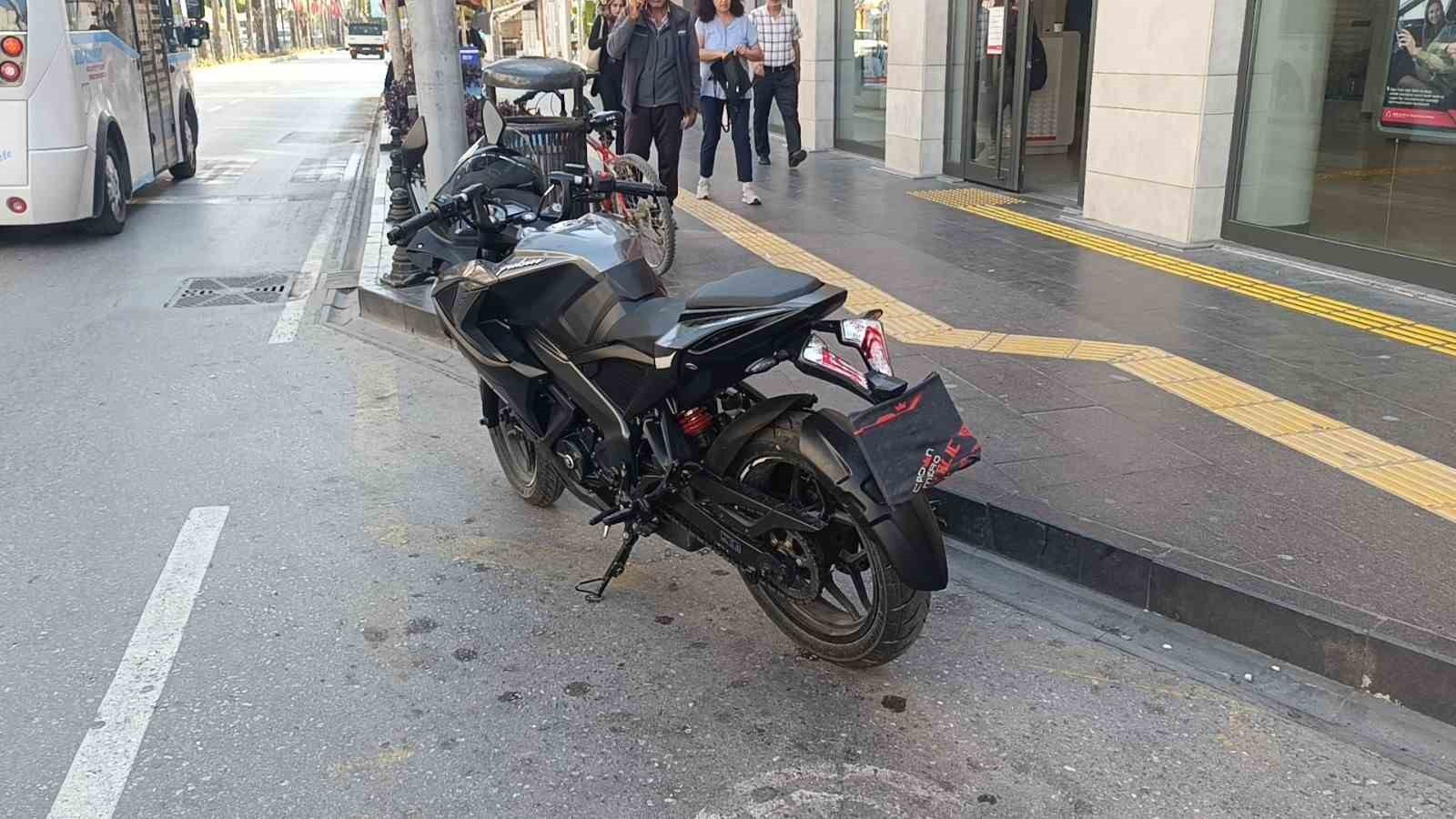 MOTOSİKLETİN PLAKASININ BANDANA İLE KAPALI OLDUĞUNU GÖREN TRAFİK EKİBİ, DURDURDUĞU MOTOSİKLETİN...