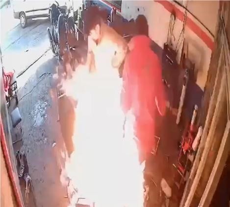 MOTOSİKLETİN TAMİR SIRASINDA ALEV ALMA ANI GÜVENLİK KAMERASINDA