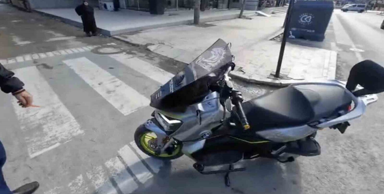 MOTOSİKLETTEN İNEN SÜRÜCÜ