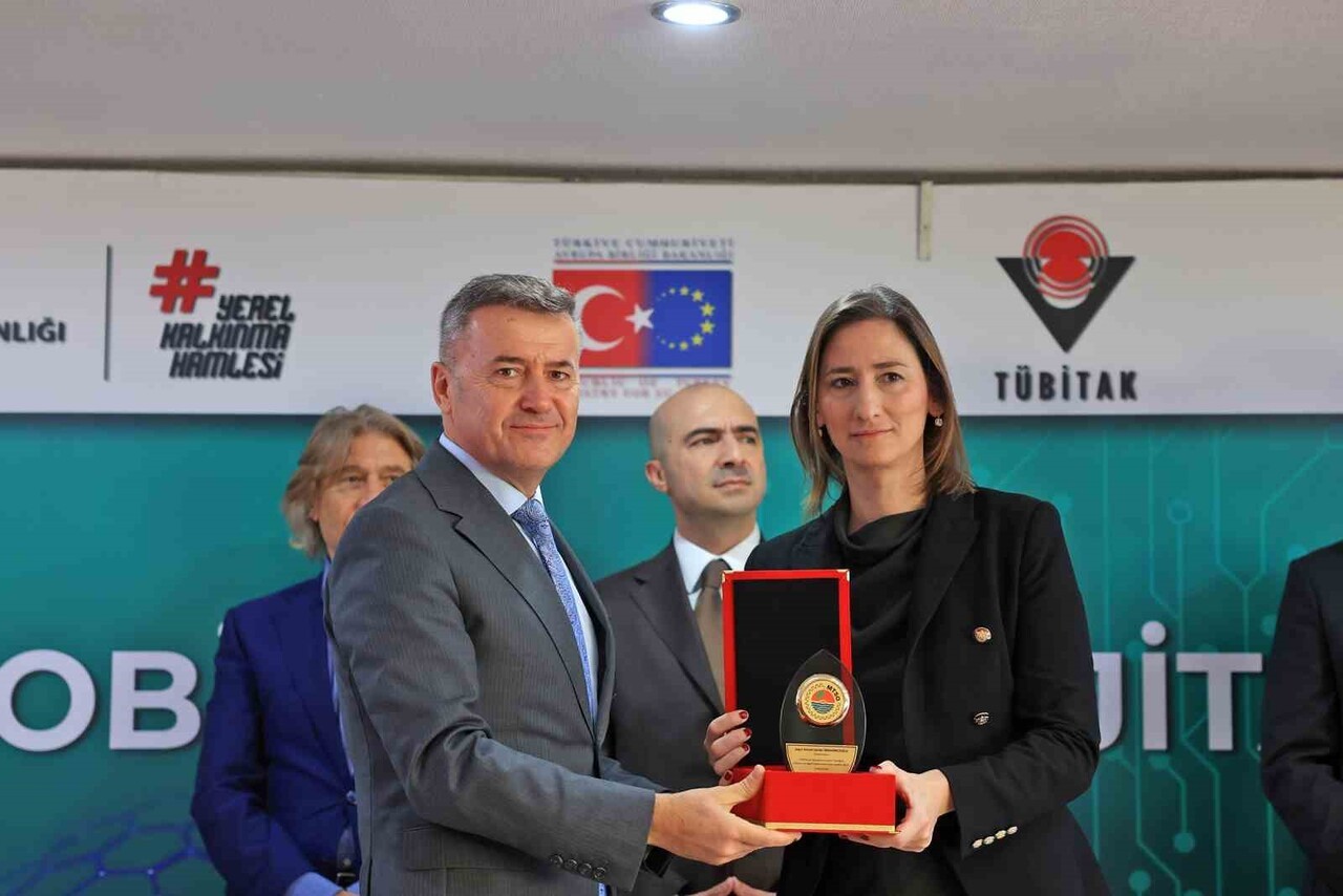 MTSO BAŞKANI HAKAN SEFA ÇAKIR, TOPLANTI SONRASI PLAKET TAKDİMİNDE BULUNDU.