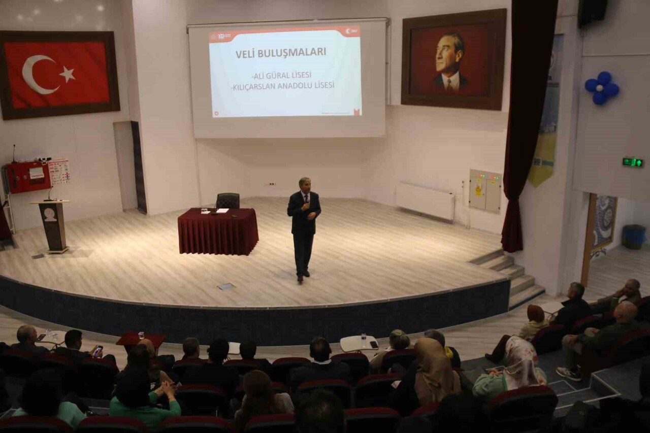 MÜDÜR YILMAZ: " ÇOCUKLARIMIZI, ANNESİNİN İZİNDE, BABASININ GÖLGESİNDE, ÖĞRETMENLERİN REHBERLİĞİNDE...