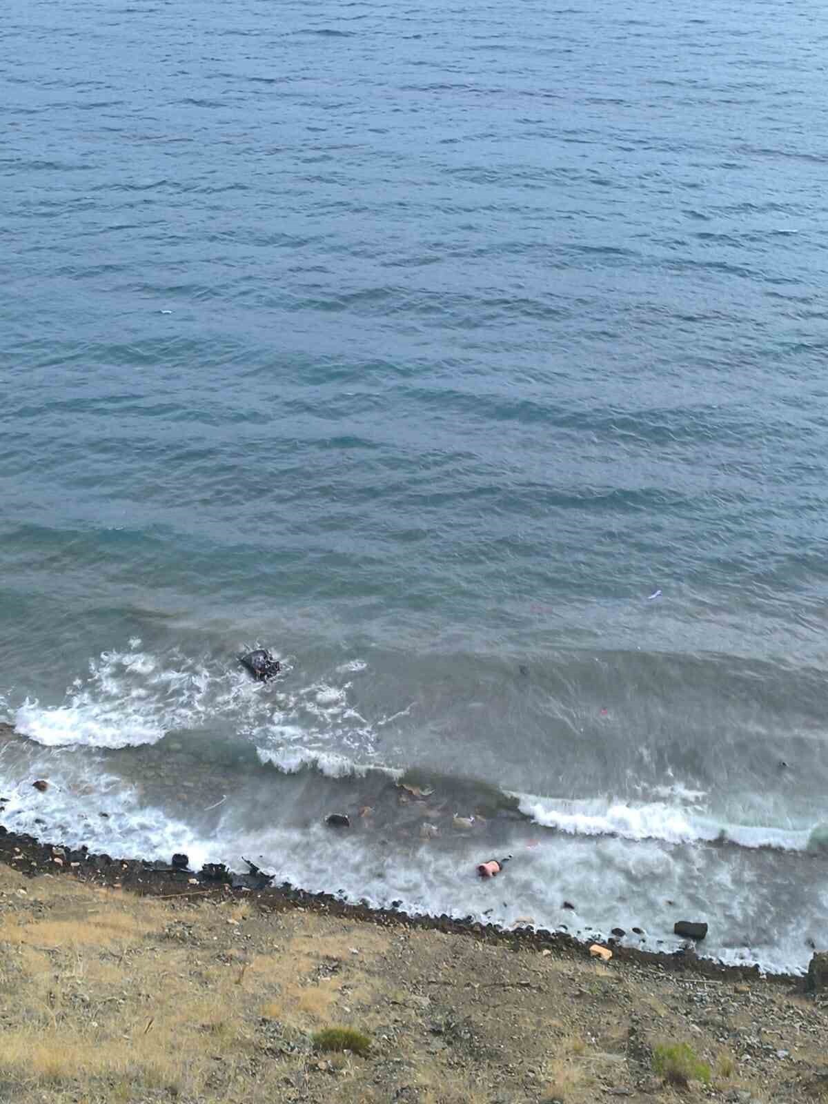 MUĞLA'NIN DATÇA İLÇESİNDE, AKTUR YOLU ÜZERİNDE MEYDANA GELEN TRAFİK KAZASINDA BİR ARAÇ DENİZE...