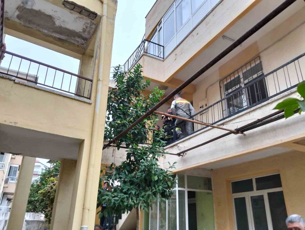 MUĞLA'NIN MİLAS İLÇESİNDE BİR APARTMAN DAİRESİNDE OCAKTA UNUTULAN YEMEK NEDENİYLE ÇIKAN YANGINDA...