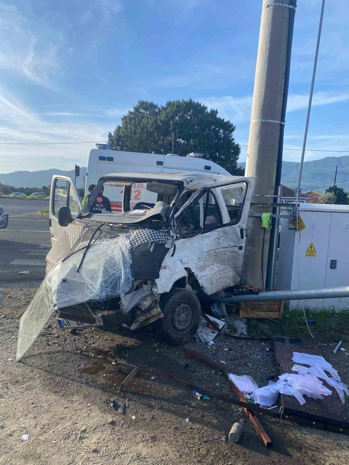 MUĞLA’DA OTOBÜS İLE MİNİBÜS ÇARPIŞTI: 2 YARALI