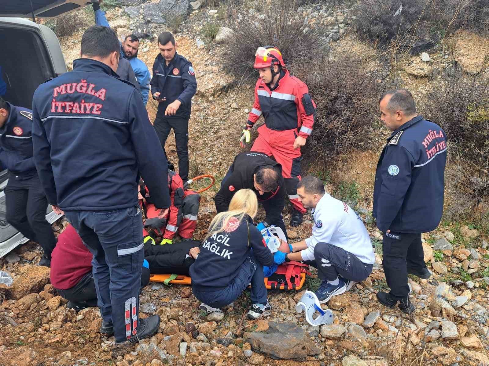 MUĞLA’DA YOLCU MİNİBÜSÜ ŞARAMPOLE DEVRİLDİ: 13 YARALI