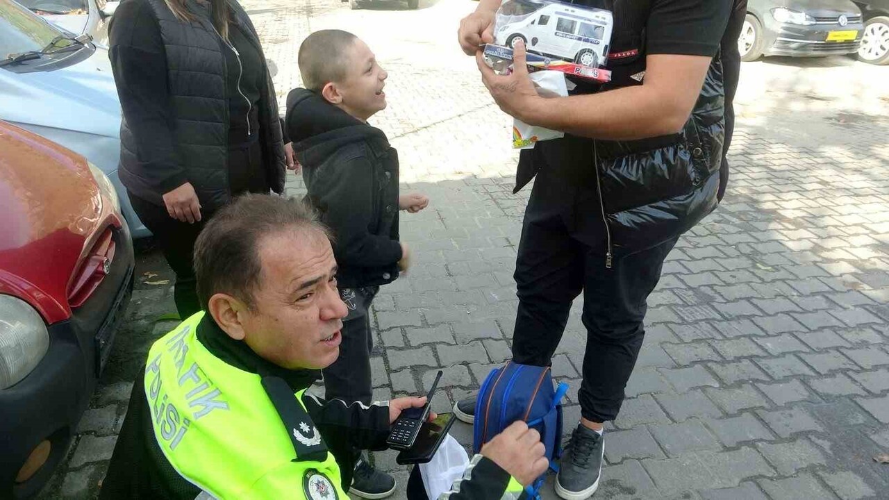 MUĞLA’DA YÜREKLERİ ISITAN ANLAR TRAFİK ŞUBE MÜDÜRÜ HAÇAN’DAN ÖZEL ÇOCUĞA ANLAMLI...