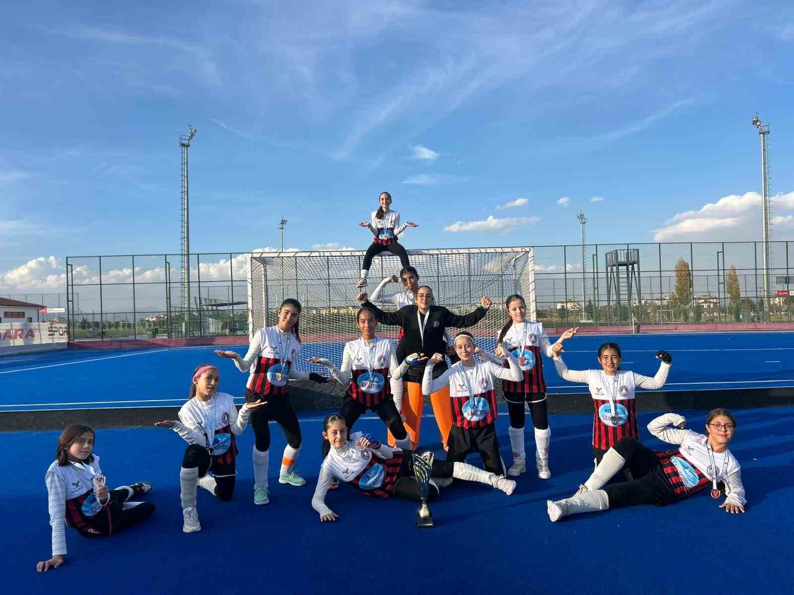 MUĞLA İL KARMASI U13 KIZ HOKEY TAKIMI, TÜRKİYE ŞAMPİYONASI'NDA BÜYÜK BİR BAŞARIYA İMZA ATARAK...