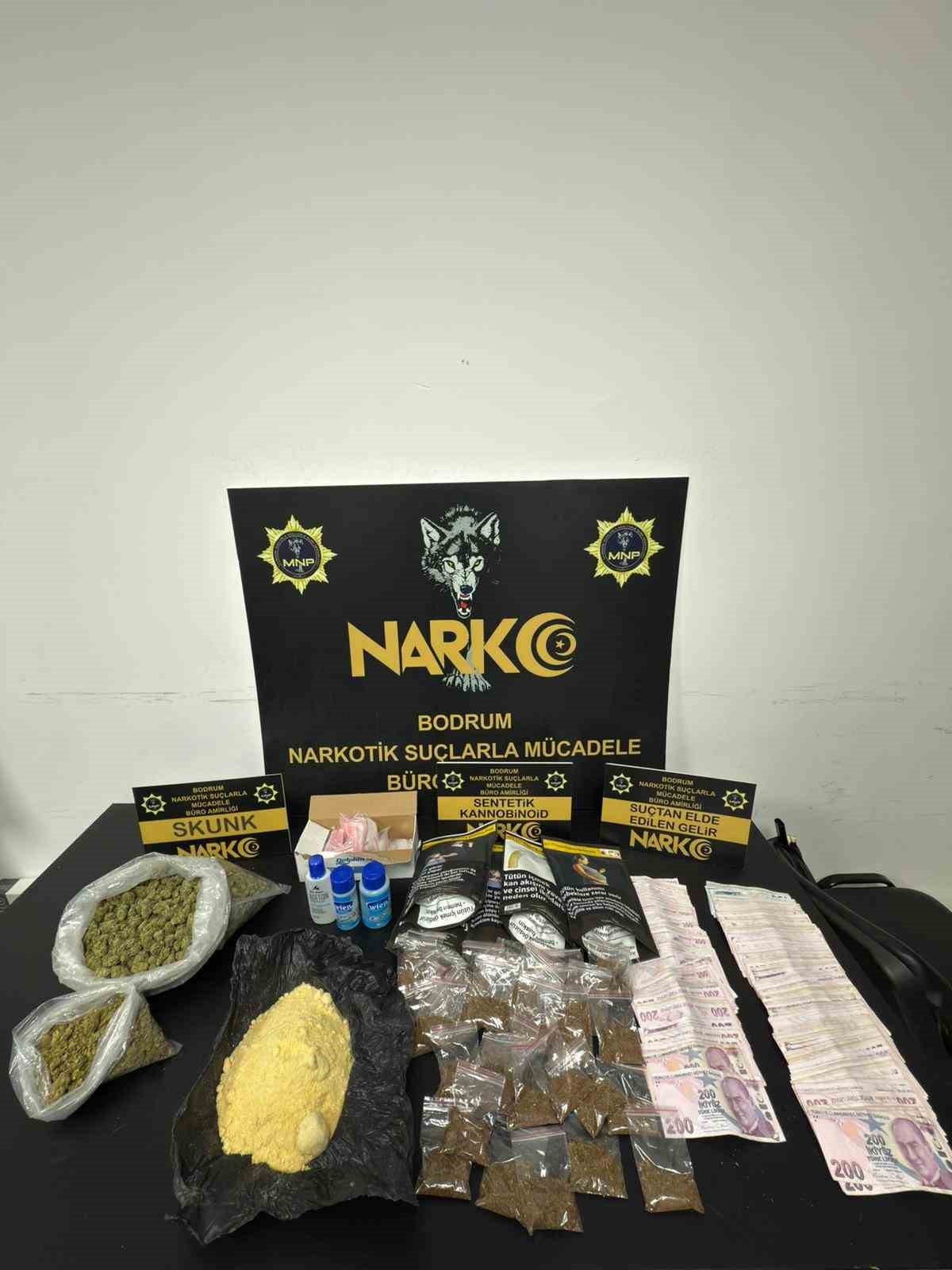 MUĞLA’NIN BODRUM İLÇESİNDE NARKOTİK POLİSİNCE BİR OTELE YAPILAN BASKINDA YAKALANAN 2 KİŞİ...