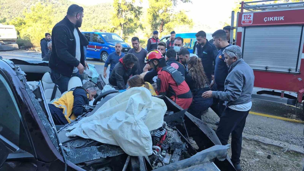 MUĞLA’NIN BODRUM İLÇESİNDE TIR İLE OTOMOBİLİN KAFA KAFAYA ÇARPIŞTIĞI TRAFİK KAZASINDA 2 KİŞİ...