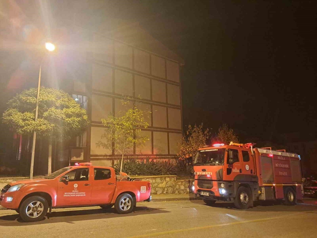 MUĞLA’NIN MENTEŞE İLÇESİ ESKİ TOKİ KONUTLARININ BULUNDUĞU D69 BLOKTA ÇIKAN ÇATI YANGINI KISA...