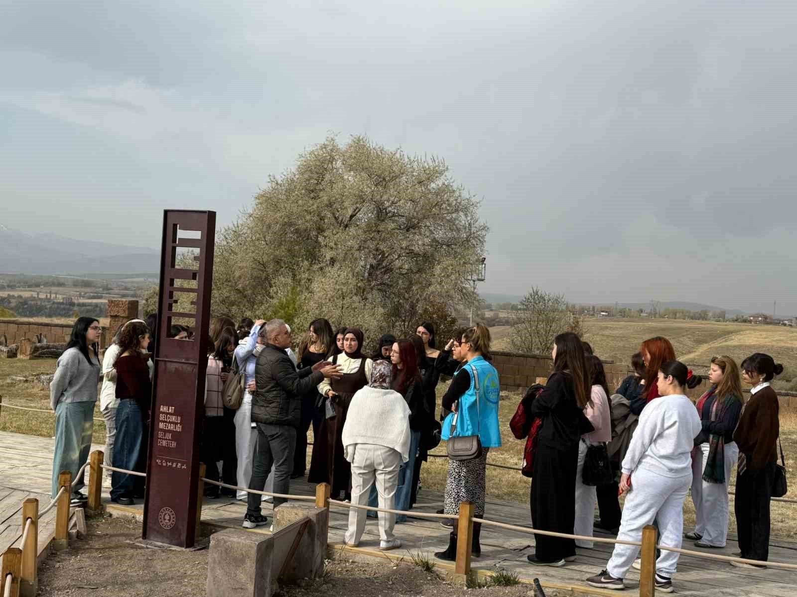 MUĞLALI GENÇLER MEDENİYET, TARİH VE KÜLTÜR KAMPI İLE BİTLİS VE VAN'I KEŞFETTİ