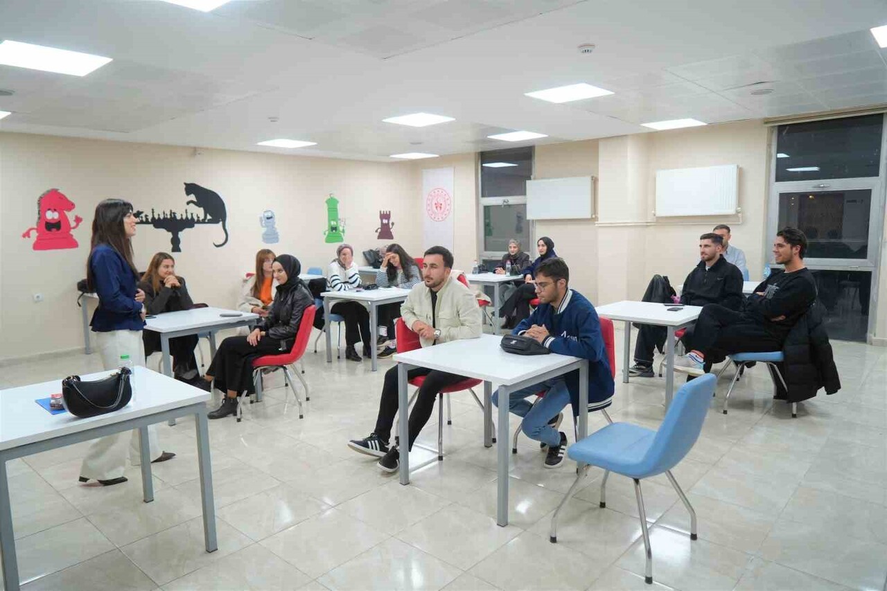 MUŞ HALK EĞİTİM MERKEZİ BÜNYESİNDE GENÇLİK VE SPOR İL MÜDÜRLÜĞÜNE BAĞLI GENÇLİK MERKEZİ'NDE AÇILAN...