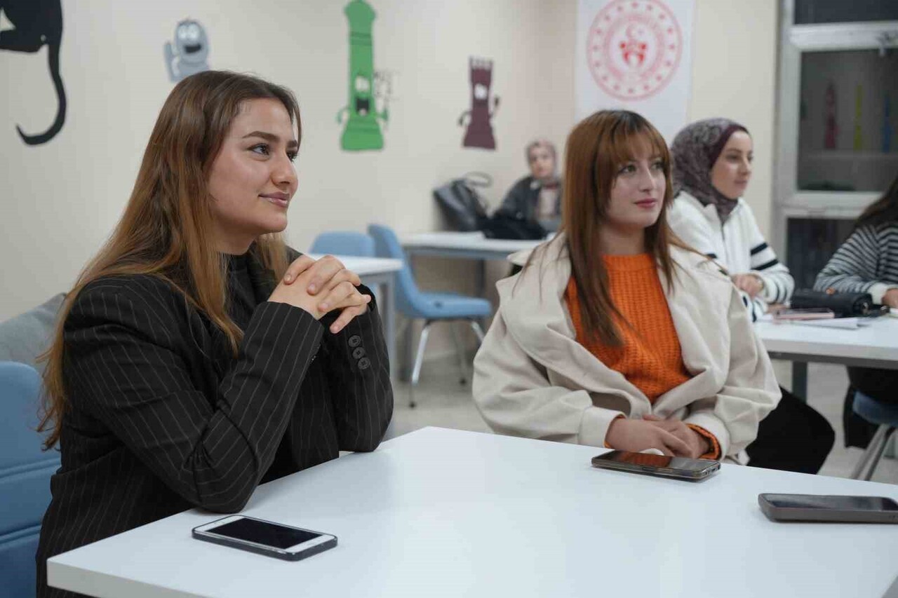 MUŞ HALK EĞİTİM MERKEZİ BÜNYESİNDE GENÇLİK VE SPOR İL MÜDÜRLÜĞÜNE BAĞLI GENÇLİK MERKEZİ'NDE AÇILAN...