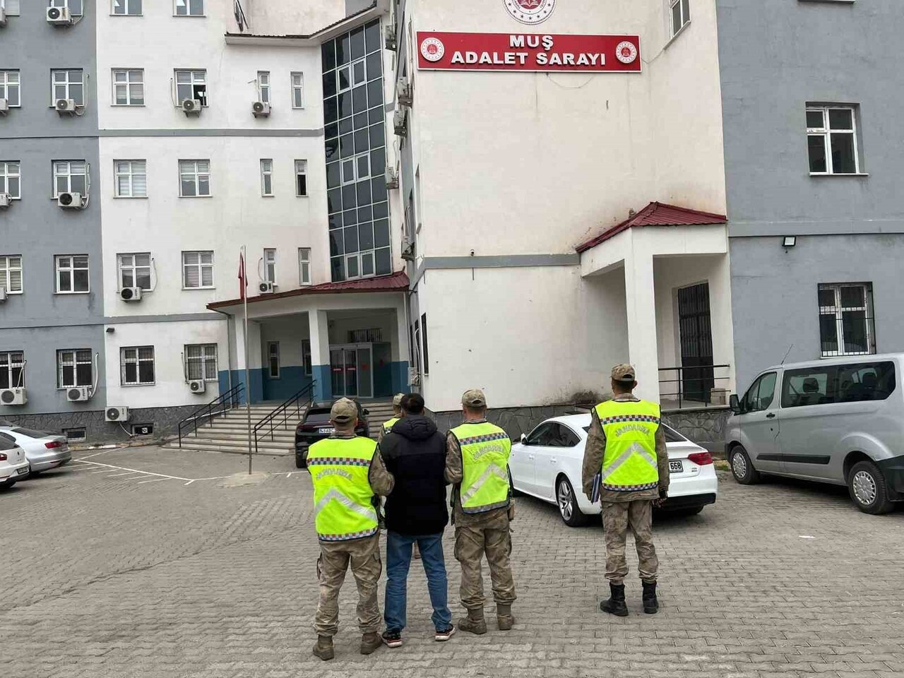 MUŞ (İHA) - MUŞ İL JANDARMA KOMUTANLIĞI EKİPLERİNCE YÜRÜTÜLEN DEVRİYE FAALİYETİ SIRASINDA HAKKINDA...