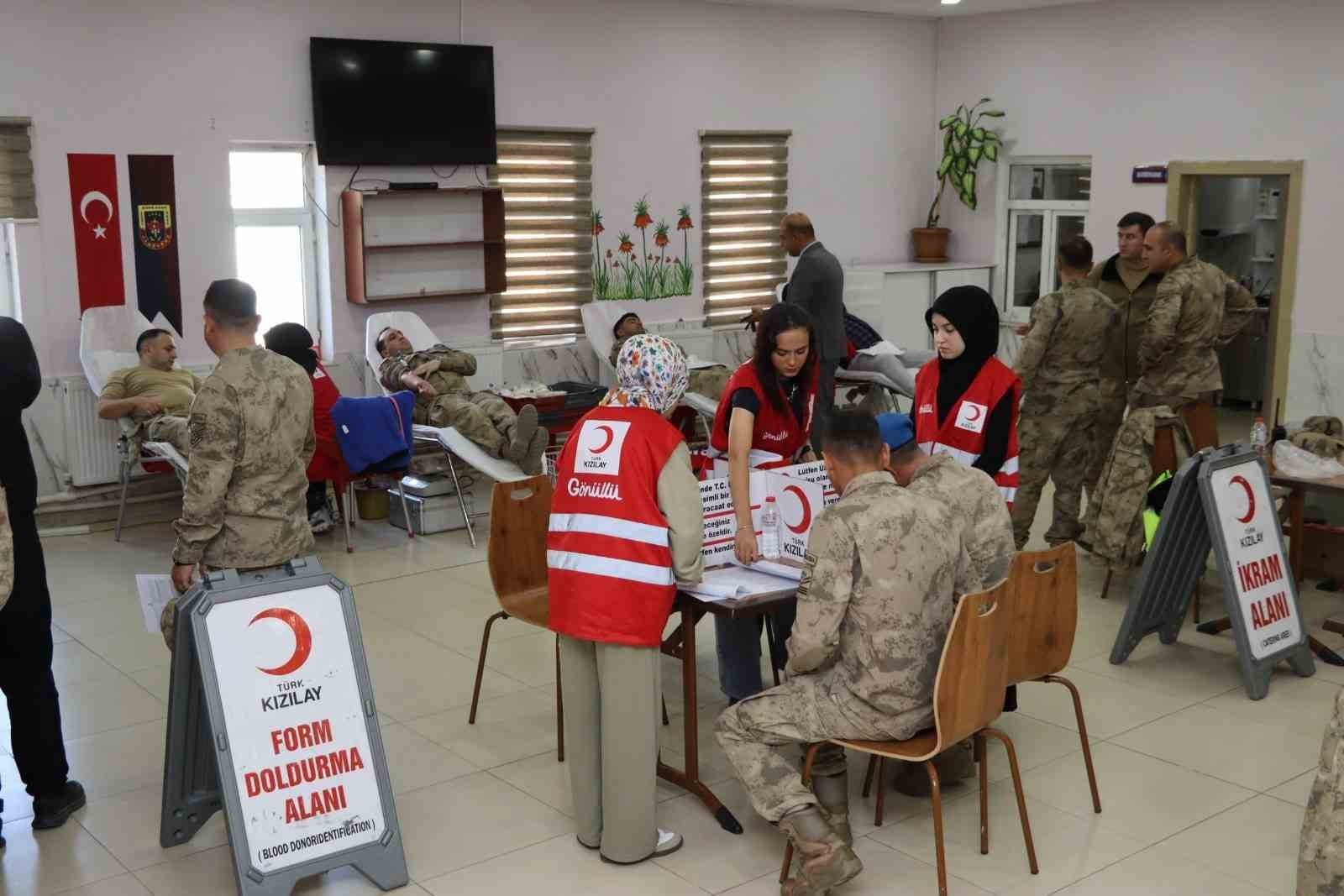 MUŞ İL JANDARMA KOMUTANLIĞI PERSONELİ, TÜRK KIZILAY’INA DESTEK AMACIYLA KAN BAĞIŞINDA...