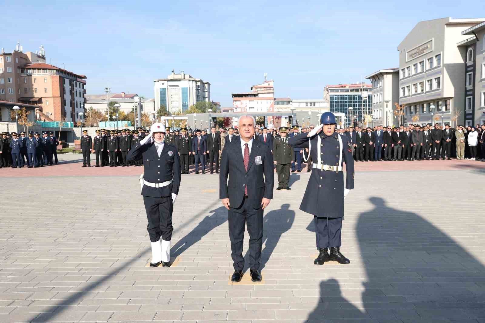 MUŞ’TA 10 KASIM TÖRENİNDE ATATÜRK ANILIRKEN, MUŞ BELEDİYESİ’NİN ÇELENK SUNMAMASI DİKKAT...