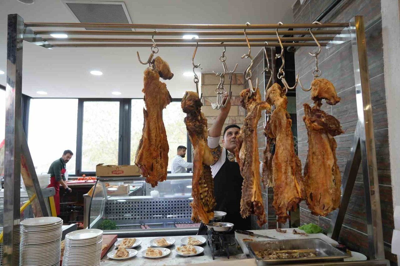 MUŞ’TA 15 YILDIR TANDIRDA HAZIRLANAN BÜRYAN KEBABINI YAŞATAN METİN GÖÇMEN, KENTİN BU YÖRESEL...