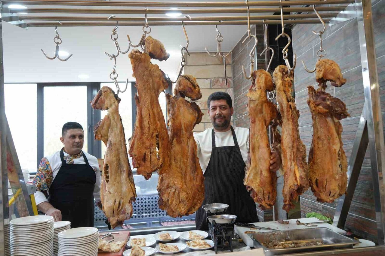 MUŞ’TA 15 YILDIR TANDIRDA HAZIRLANAN BÜRYAN KEBABINI YAŞATAN METİN GÖÇMEN, KENTİN BU YÖRESEL...