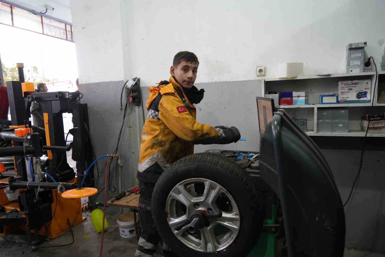 MUŞ’TA SOKAK KÖPEKLERİNİN KOVALADIĞI TAVUK, CAN HAVLİYLE BİR OTO LASTİKÇİYE KAÇTI. GÜVENLİK...