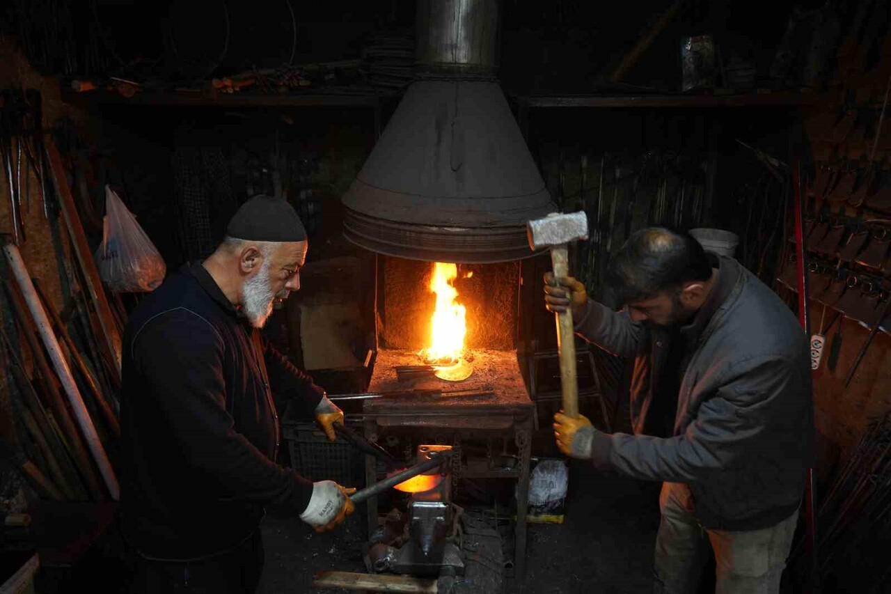 MUŞ’TA YARIM ASIRDIR DEMİR DÖVEN 63 YAŞINDAKİ HALİT PINAR, KENTTE MESLEĞİNİ SÜRDÜREN TEK DEMİRCİ...