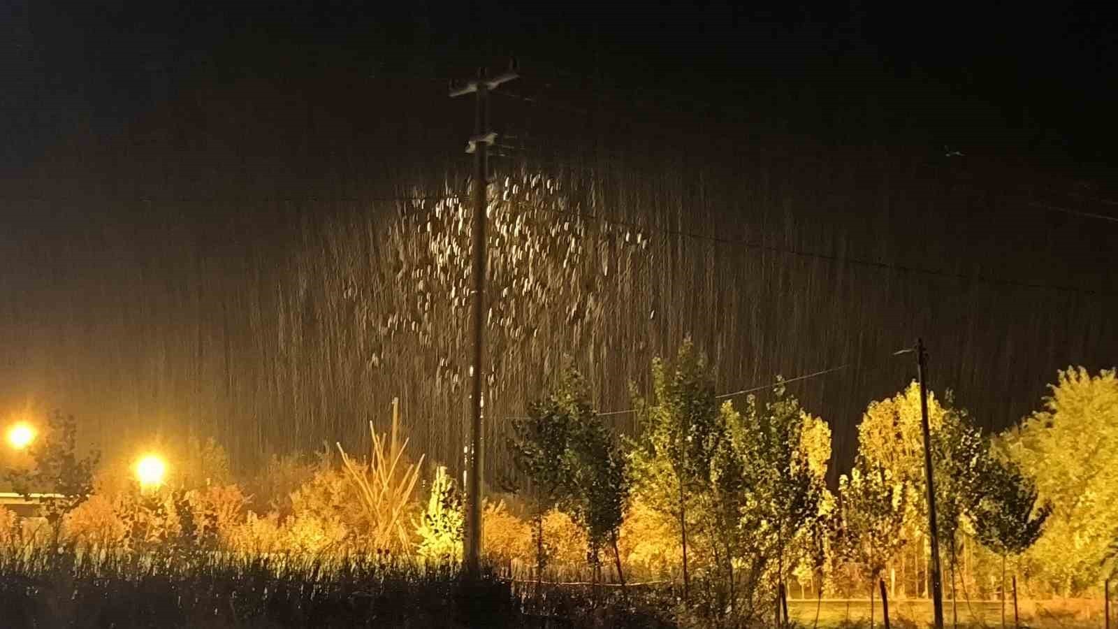 MUŞ’TA YOĞUN KAR YAĞIŞI NEDENİYLE 14 KÖY YOLU ULAŞIMA KAPANIRKEN, KAPANAN YOLLARDA MAHSUR KALAN 4...