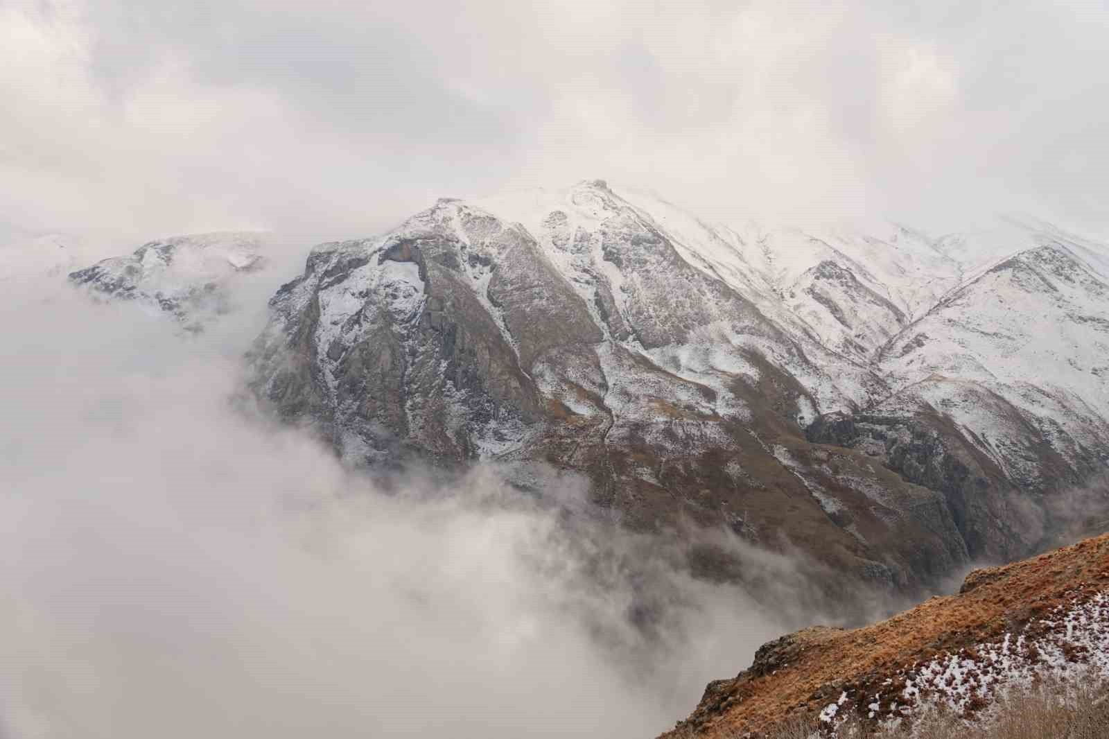 MUŞ’TA YÜKSEK KESİMLERE KAR YAĞMASIYLA BİRLİKTE, KIŞ LASTİĞİ TAKTIRMAYAN SÜRÜCÜLER SERVİS VE OTO...