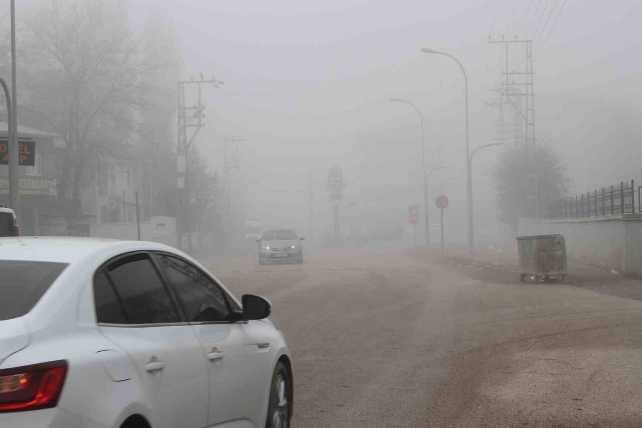 MUŞ’UN MALAZGİRT İLÇE MERKEZİNDE SABAH SAATLERİNDE ETKİLİ OLAN YOĞUN SİS, GÜNLÜK YAŞAMI OLUMSUZ...