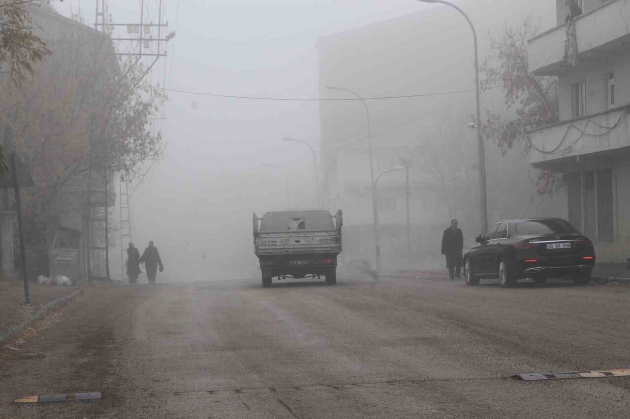 MUŞ’UN MALAZGİRT İLÇE MERKEZİNDE SABAH SAATLERİNDE ETKİLİ OLAN YOĞUN SİS, GÜNLÜK YAŞAMI OLUMSUZ...