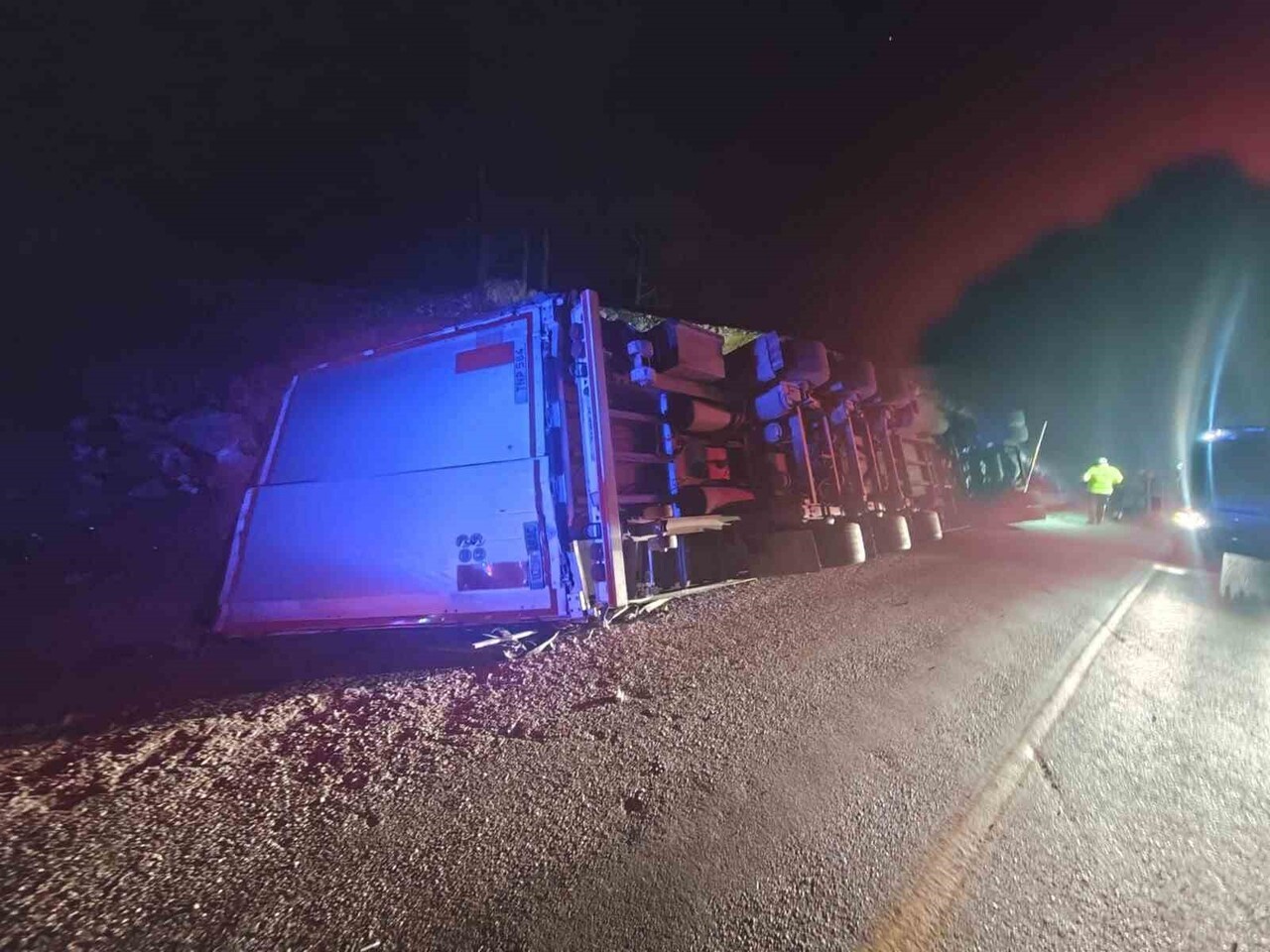 MUT-KARAMAN KARAYOLU ÜZERİ SERTAVUL MEVKİİNDE, YABANCI PLAKALI BİR TIR DEVRİLDİ. KAZADA SÜRÜCÜ...
