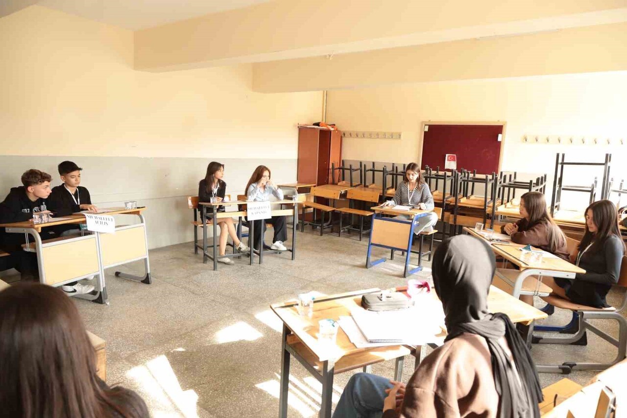 NAZİLLİ'DE MÜNAZARA TURNUVASINA YOĞUN İLGİ