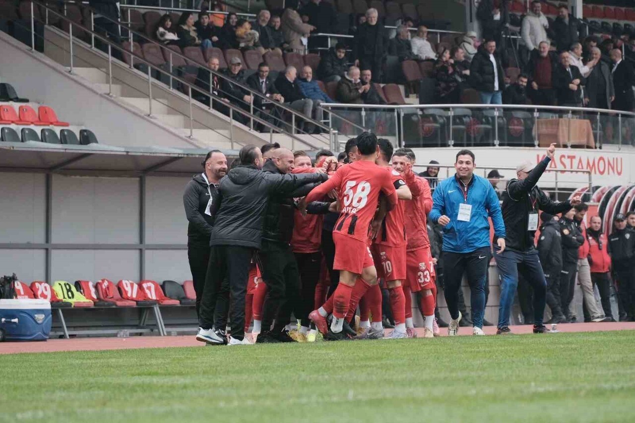 NESİNE 2. LİG BEYAZ GRUP ERTELEME MAÇINDA GMG KASTAMONUSPOR, SAHASINDA ALTINORDU’YU 7-1 MAĞLUP...