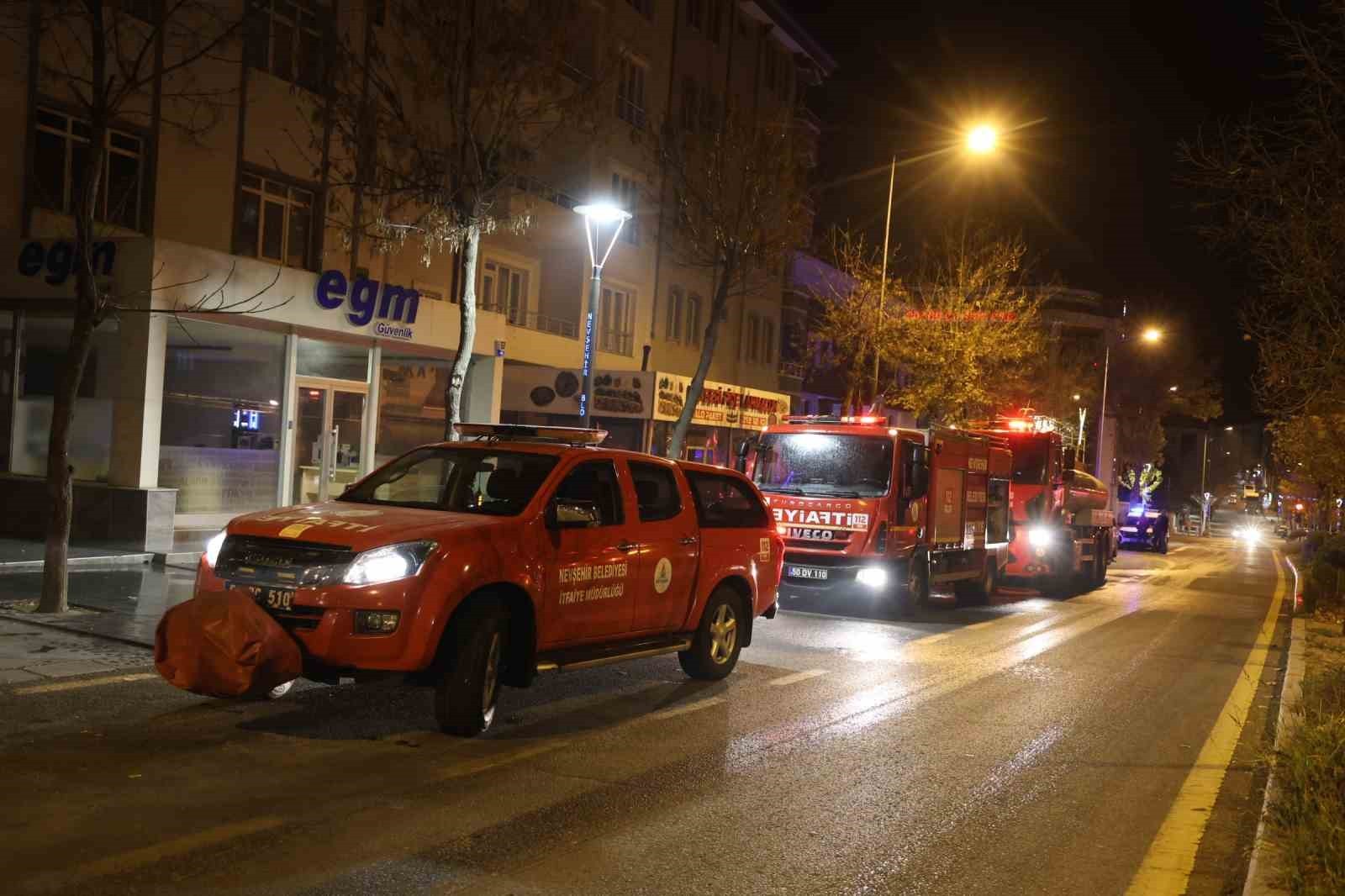 NEVŞEHİR’DE BİR İŞ YERİNİN BACASINDAN ÇIKAN KIVILCIMLAR YANGINA NEDEN OLDU. YANGIN EKİPLER...