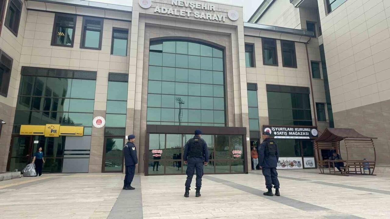 NEVŞEHİR’DE EŞİ TARAFINDAN BIÇAKLA YARALANAN N.K. İSİMLİ KOCA, ADLİYE CİVARINDA ARACINDA...