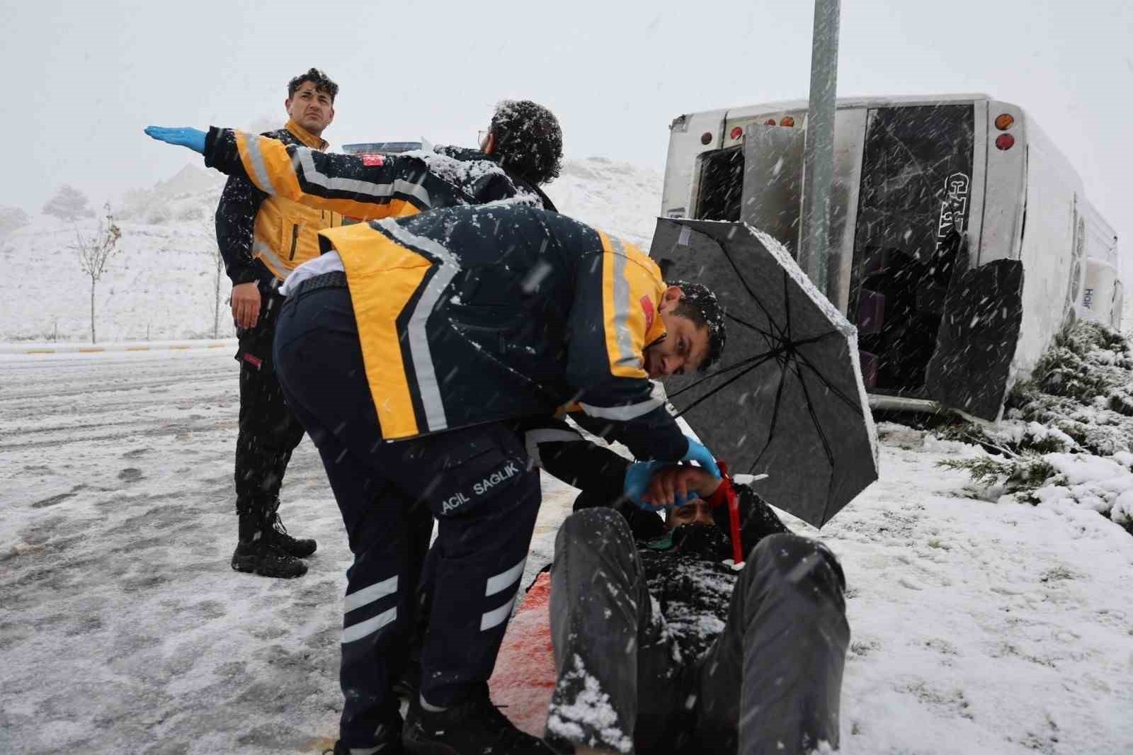 NEVŞEHİR’DE İŞÇİLERİ TAŞIYAN SERVİSİN TAKLA ATMASI SONUCU 14 KİŞİ YARALANIRKEN, YARALILARDAN BİRİ...