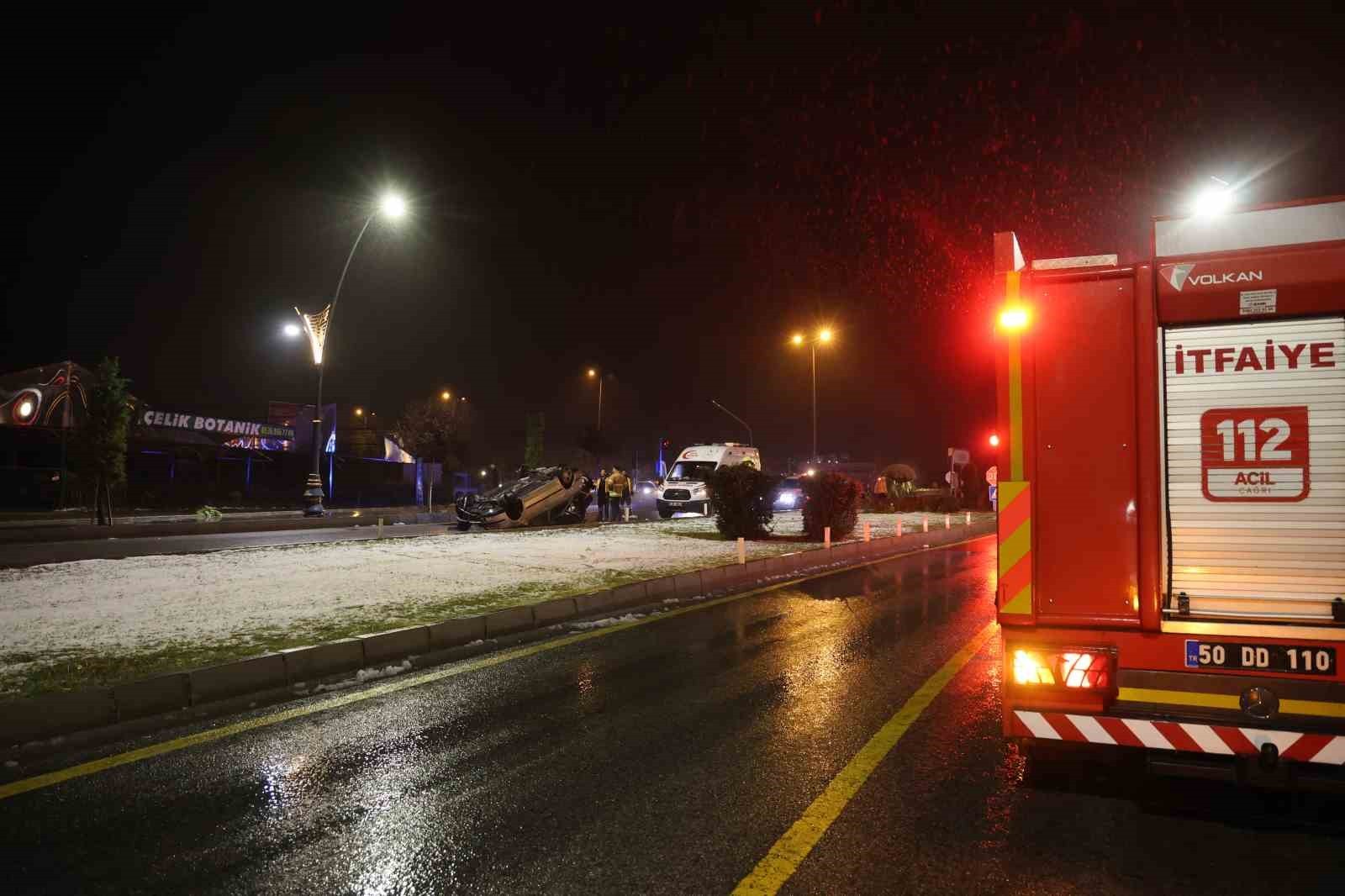 NEVŞEHİR’DE KONTROLDEN ÇIKAN OTOMOBİL ORTA REFÜJE ÇARPTIKTAN SONRA TAKLA ATTI. SÜRÜCÜ ARACI...