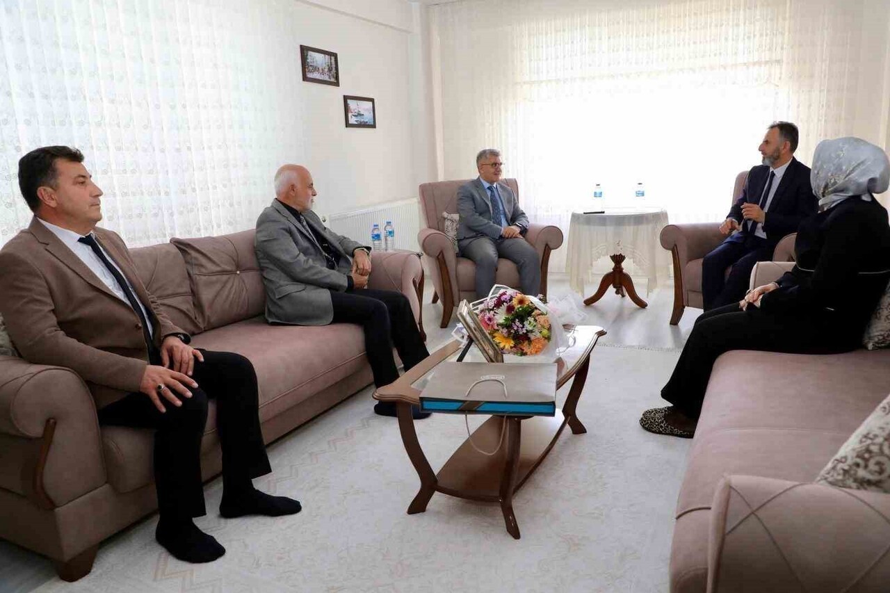 NİĞDE’DE VALİ ÇELİK’TEN EMEKLİ ÖĞRETMENE ANLAMLI ZİYARET