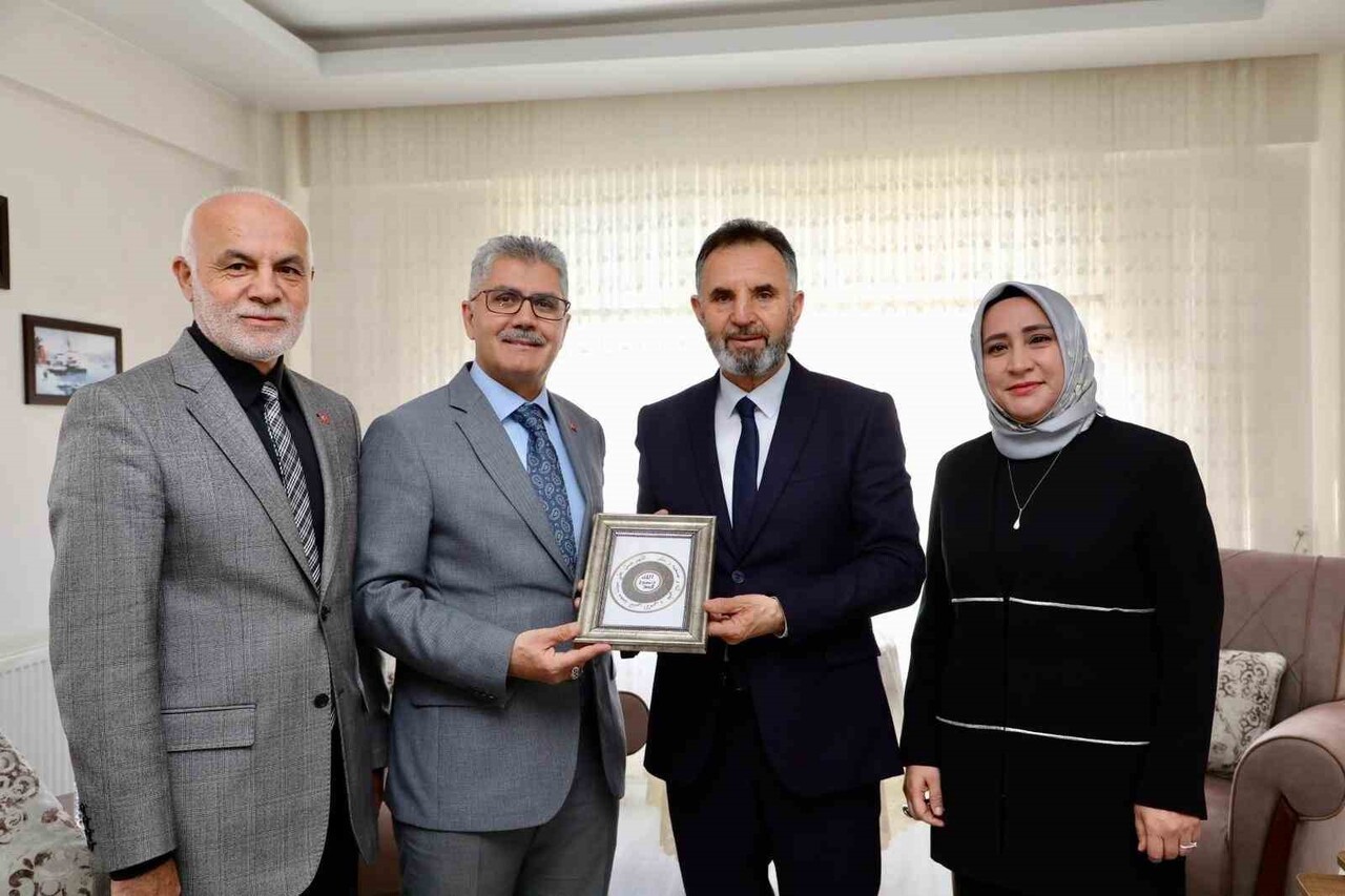 NİĞDE’DE VALİ ÇELİK’TEN EMEKLİ ÖĞRETMENE ANLAMLI ZİYARET