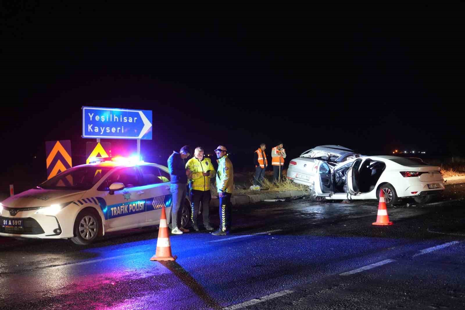 NİĞDE-KAYSERİ KARAYOLU ÇAMARDI KAVŞAĞINDA MEYDANA GELEN TRAFİK KAZASINDA 3 KİŞİ HAYATINI KAYBETTİ...