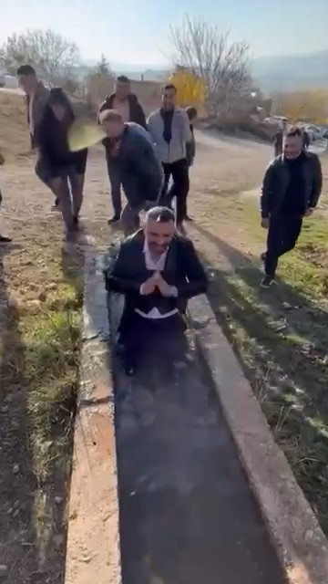 NİĞDE’NİN ÇAMARDI İLÇESİNE BAĞLI ÇUKURBAĞ KÖYÜNDE, DÜĞÜN ÖNCESİ YAPILAN “DAMADI SUYA ATMA”...