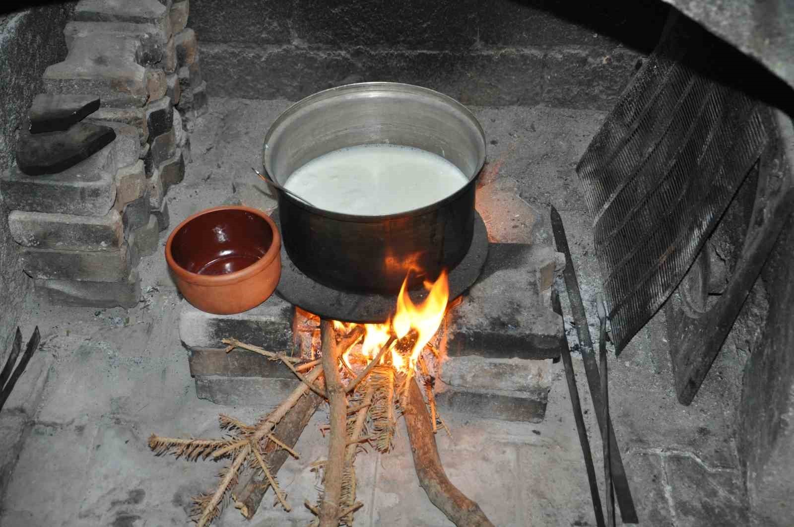 NİĞDE’NİN ULUKIŞLA İLÇESİNE BAĞLI HOROZ KÖYÜNDE, KÖY HALKI TARAFINDAN GELENEKSEL YÖNTEMLERLE...