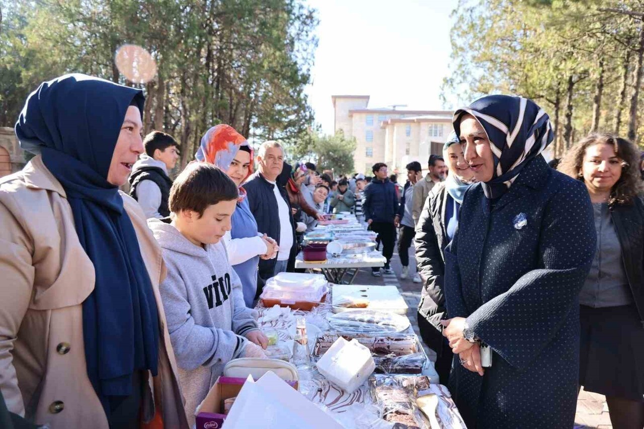 NİĞDE VALİSİ CAHİT ÇELİK, BELEDİYE BAŞKAN YARDIMCISI MUHARREM ÇİFCİBAŞI VE İL MİLLİ EĞİTİM MÜDÜRÜ...