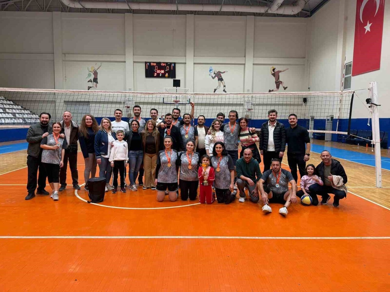 NİLÜFER BELEDİYESİ ÇALIŞANLARI ARASINDA DÜZENLENEN VOLEYBOL TURNUVASI SONA ERDİ. BEŞ HAFTA SÜREN...